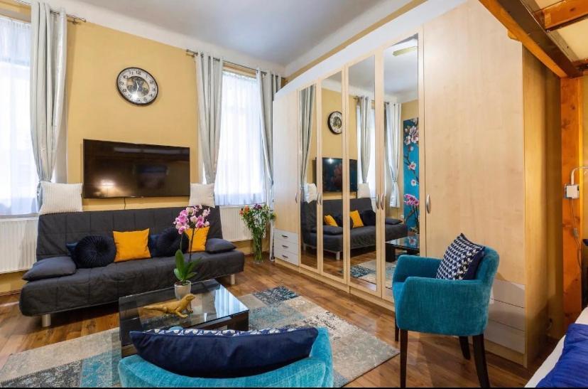 Cherry Blossom Designer Apartment In The Center With Free Parking بودابست المظهر الخارجي الصورة